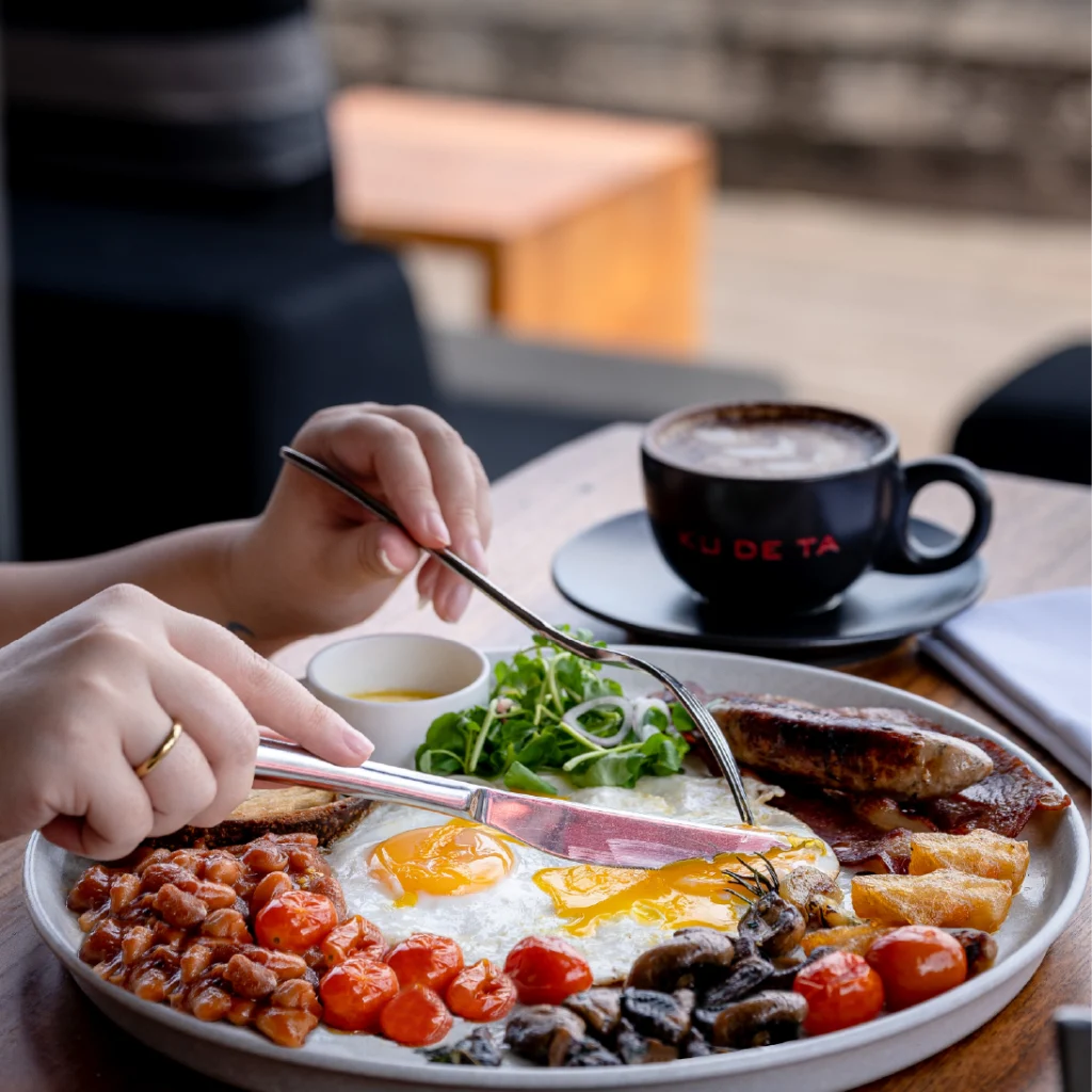Try Ku De Ta Big Breakfast and enjoy the sea breeze in the morning!